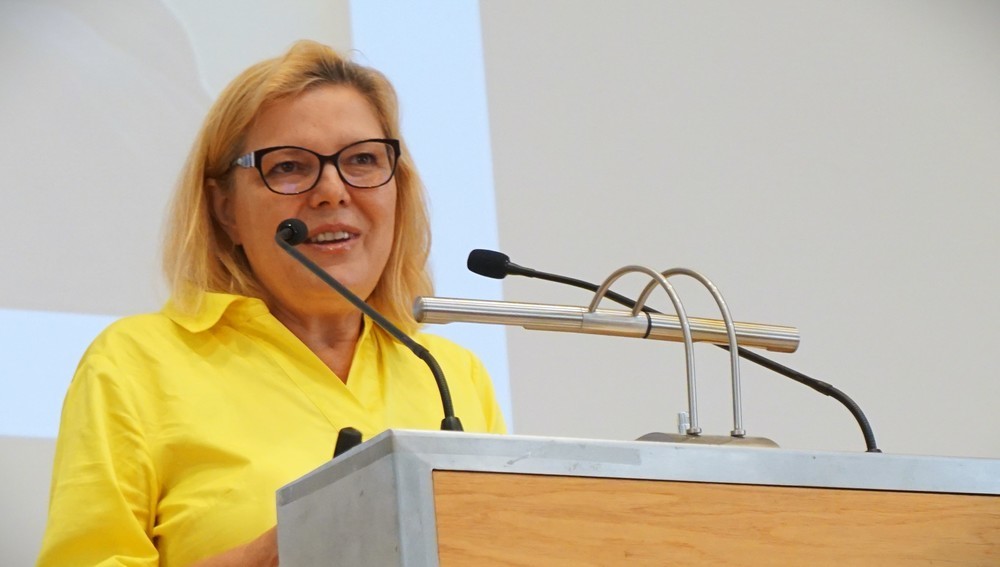 Österreichische Po­li­to­lo­gin, aufgenommen bei einem Vortrag am 2. August 2024 bei den Salzburger Hochschulwochen