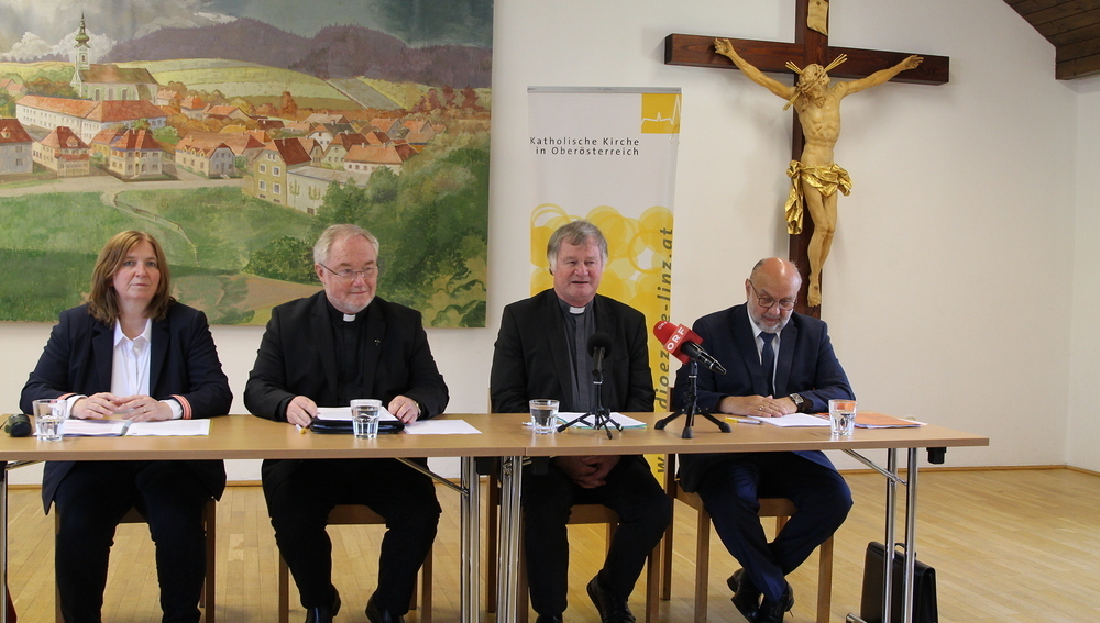 (v.l.) Edeltraud Addy-Papelitzky (Leiterin des Bereichs Personal und Qualit?tssicherung), Generalvikar Severin Lederhilger, Bischof Manfred Scheuer, Reinhold Prinz (?konom und Leiter des Bereichs Finanzen und Verwaltung)