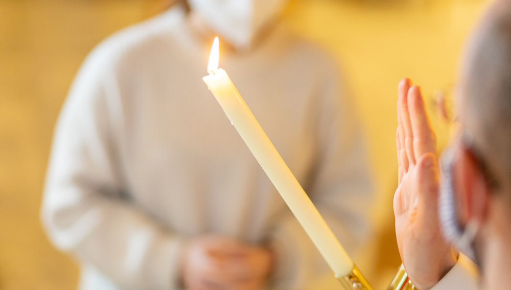 Priester spendet Blasiussegen
