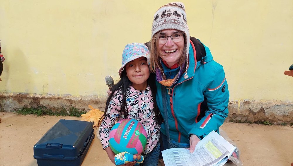 Ordensfrau Sr. Karina Beneder mit Mädchen in Peru
