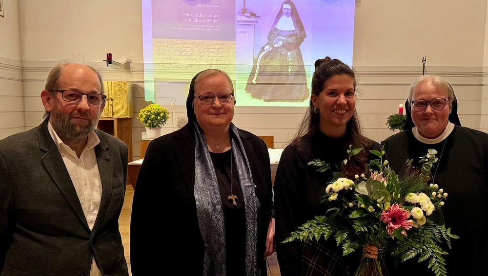 Bernhard Kagerer (Layout, Textaufbereitung), Generaloberin Sr. Angelika Garstenauer, Autorin Magdalena Egger und Projektkoordinatiorin Sr. Johanna Pobitzer bei der Buchpräsentation