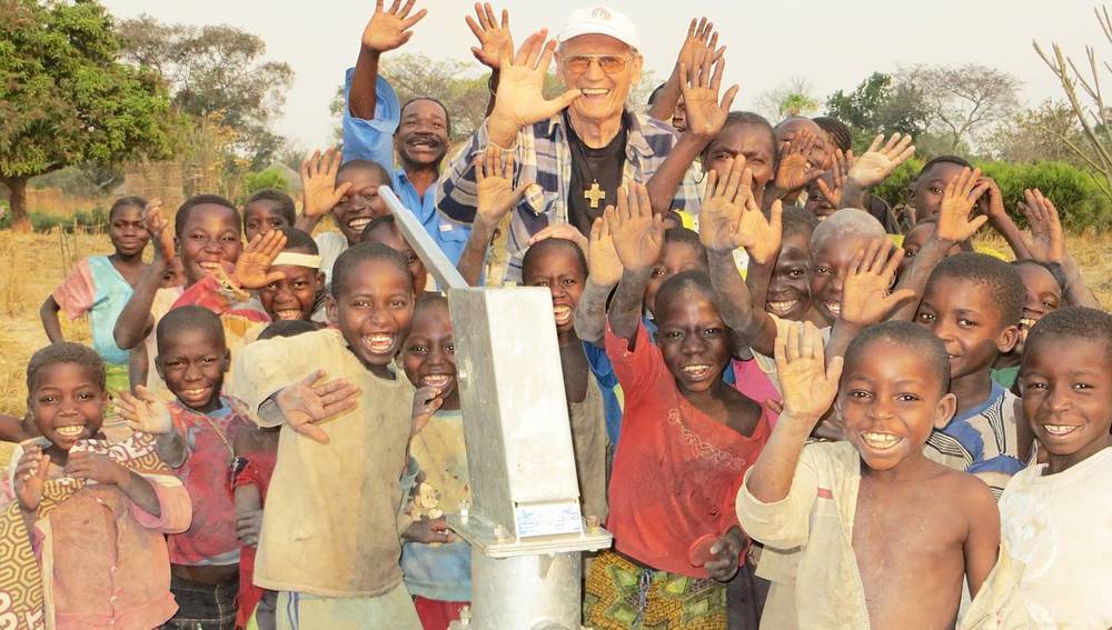                      P. Johann Kiesling mit Kindern in der Demokratischen Republik Kongo          