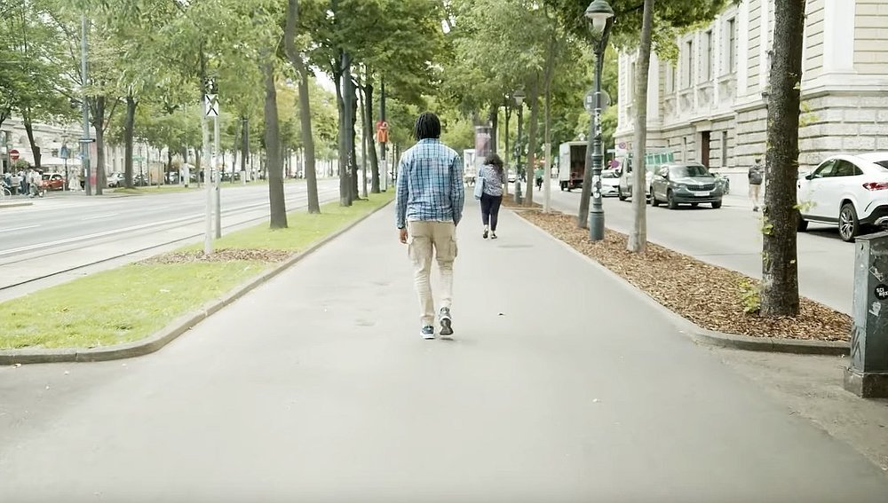 Student auf Allee vor der Hauptuni Wien