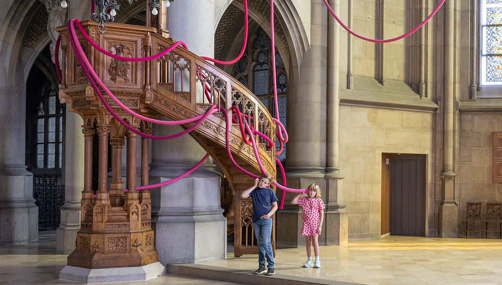 Die Raum- und Audioinstallation THEY CALL ME MAMA von Katharina Struber ist von 18. Juli bis 31. August 2024  im Kapellenkranz des Linzer Mariendoms zu sehen. Sie l?dt ein, den Stimmen und Kl?ngen aus den Trichtern zu lauschen.
