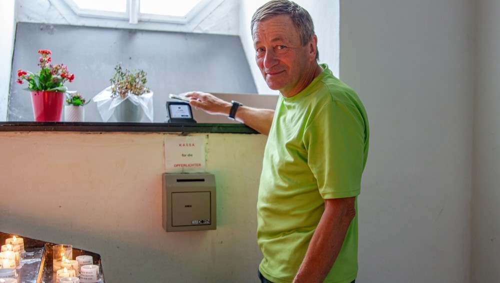 Gemeinderat Anton Buchgeher beim bargeldlosen Bezahlterminal