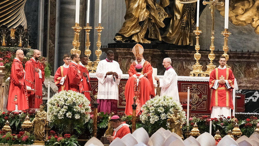 Papst legt Erzbischof Grünwidl das Pallium über die Schultern