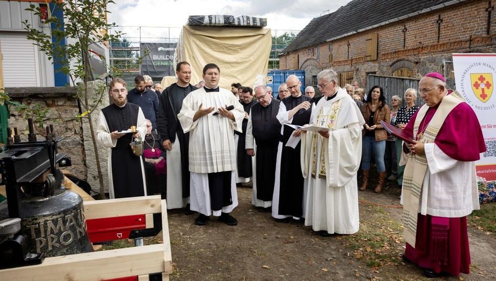 Richtfest und Glockenweihe in Neuzelle mit Abt Heim und Bischof Ipold