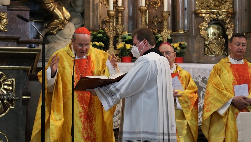 Kathpress 75 Jahre - Messe u. a. mit Kardinal Christoph Schönborn, Kirche Franziskanerkloster, Wien, 4. Mai 2022
