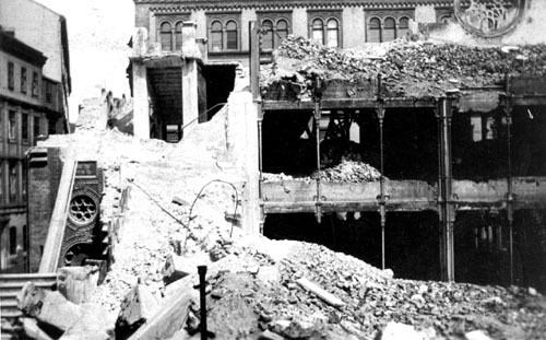 Die Synagoge wurde im Zuge des Novemberpogroms 1938 zerstört. Aufgenommen wurde das Foto im Frühjahr 1941 von Kurt Mezei (geb. 1924, am 12. April 1945 gemeinsam mit weiteren sieben Juden und Jüdinnen von einem SS-Kommando erschossen)
