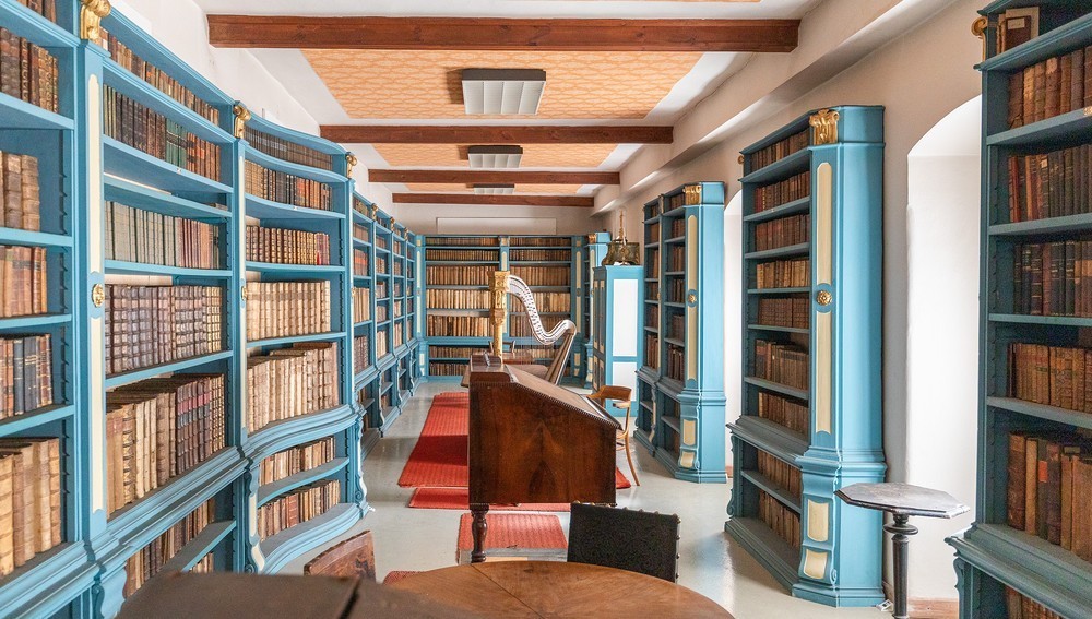 Besonders ist die Grazer Bibliothek mit ihren markanten blauen Regalen