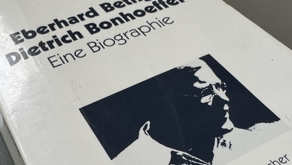 Symbolbild - Fotografie des Covers der Eberhard Bethge-Biografie, erschienen im Kaiser-Taschenbuch-Verlag