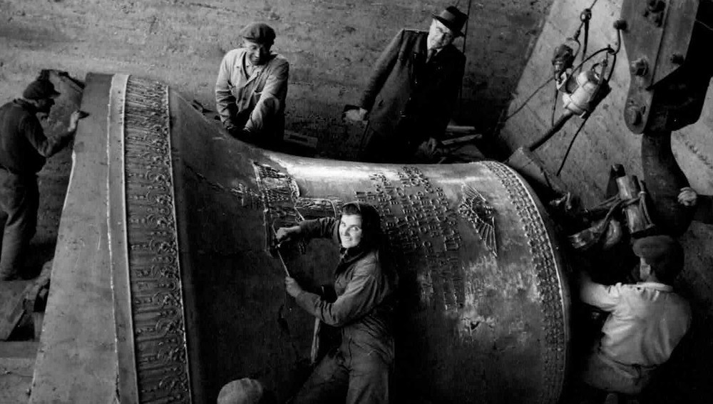 Gertrude Stolz bei der Arbeit an der neuen Pummerin