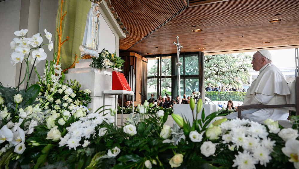 Papst Franziskus vor der Figur der Madonna von Fatima am 5. August 2023 in der Kapelle der Erscheinung in Fatima (Portugal).