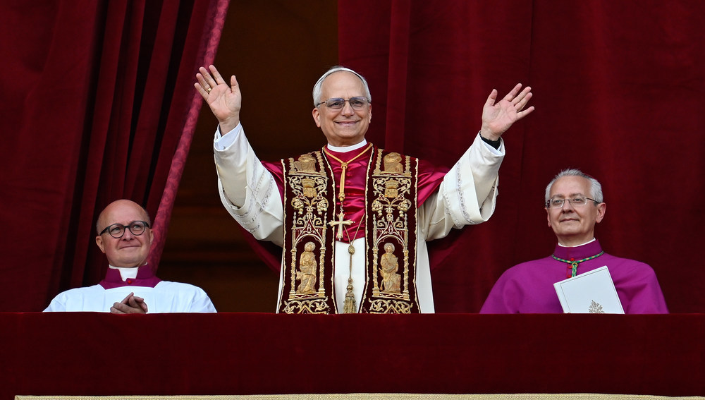 Papst Leo XIV., der frühere Kardinal Robert F. Prevost, winkt nach seiner Wahl zum Papst am 8. Mai 2025 der Menge auf dem Petersplatz im Vatikan.