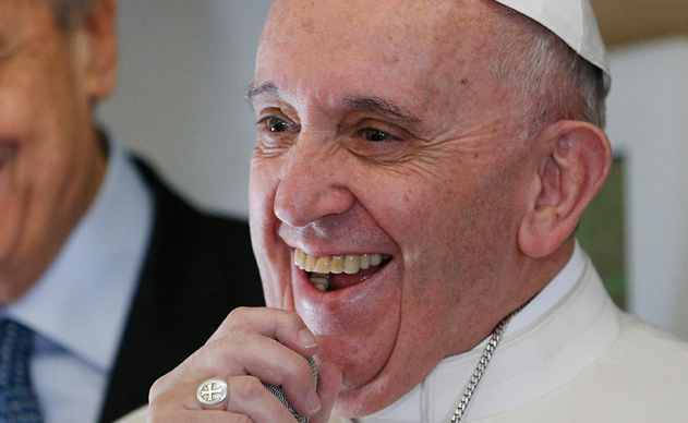 Papstreise nach Mexiko mit einem Zwischenstopp in Kuba. Bild: Papst Franziskus spricht am 12. Februar 2016 auf dem Flug nach Havanna durch ein Mikrofon. Neben ihm steht der päpstliche Reiseplaner Alberto Gasparri.