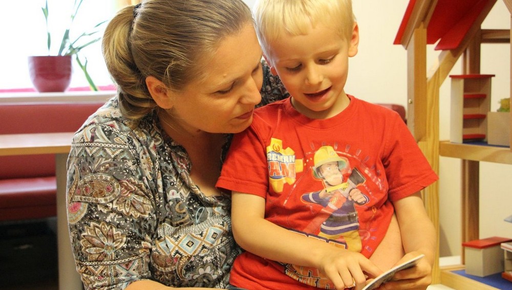 Mutter und Sohn lesen Buch