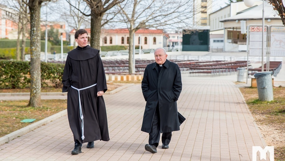 Erzbischof Aldo Cavalli (re.) in Medjugorje