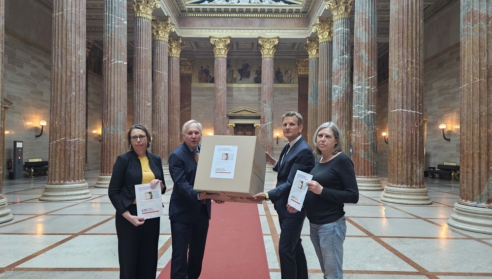 Vizepräsidentin Britta Brehm-Cernelic, Nationalratspräsident Walter Rosenkranz, Familienverbandspräsident Peter Mender und Generalsekretärin Rosina Baumgartner