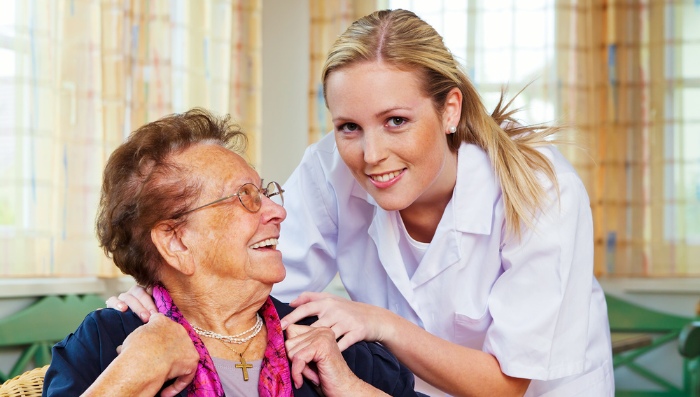 Eine Pflegerin der Hauskrankenpflege besucht eine Patientin