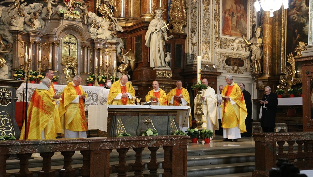 Kathpress 75 Jahre - Gottesdienst u. a. mit Kardinal Christoph Schönborn, Kirche Franziskanerkloster, Wien, 4. Mai 2022