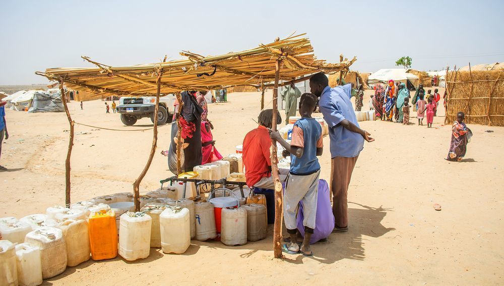  Wasserausgabestelle im Sudan in Flüchtlingslager inmitten des Krieges