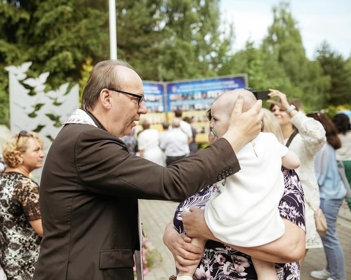 Bischof Glettler segnet Baby in der Ukraine