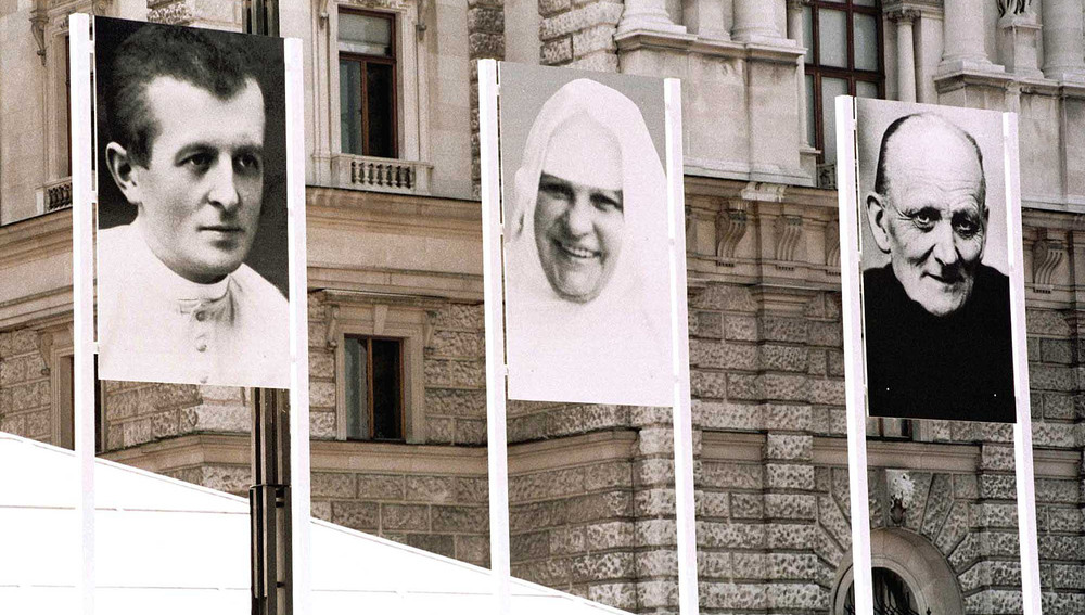 21.6.98, Seligsprechung v. Jakob Kern (l.); Sr. Restituta Kafka (M.); P. Anton M. Schwartz (r.)