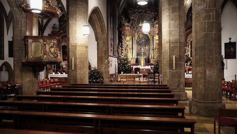 Innenraum der Pfarrkirche Brunn/Gebirge