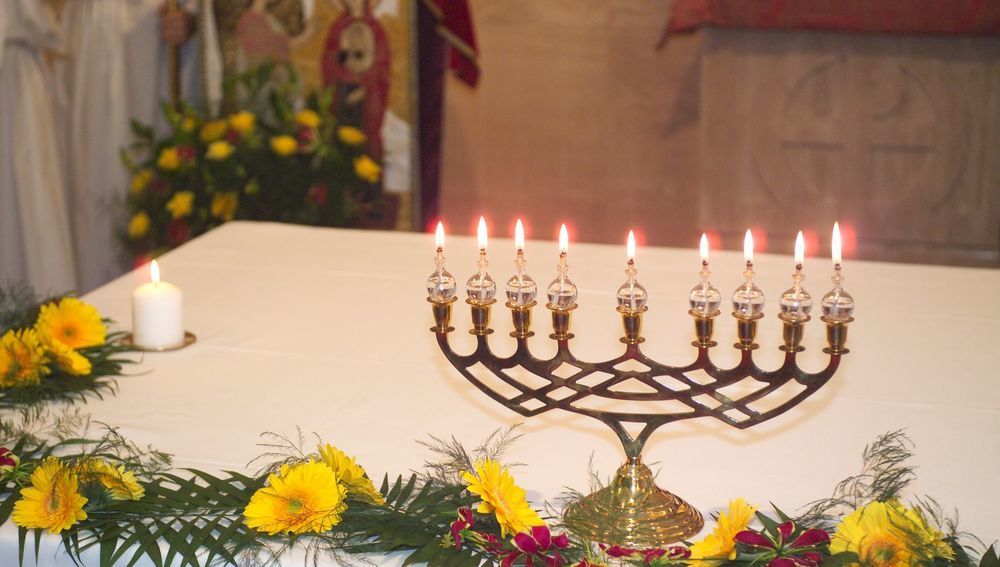 Ölleuchter und geschmückter Altar bei Liturgie des Neokatechumenats