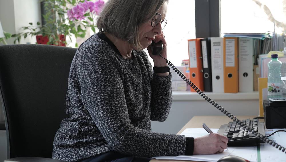 Frau am Telefonhörer
