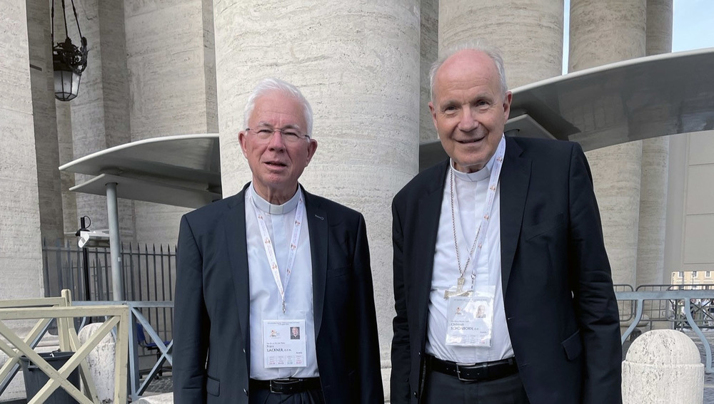 Erzbischof Franz Lackner (l.), Kardinal Christoph Schönborn bei der Welt-Bischofssynode 2023 in Rom