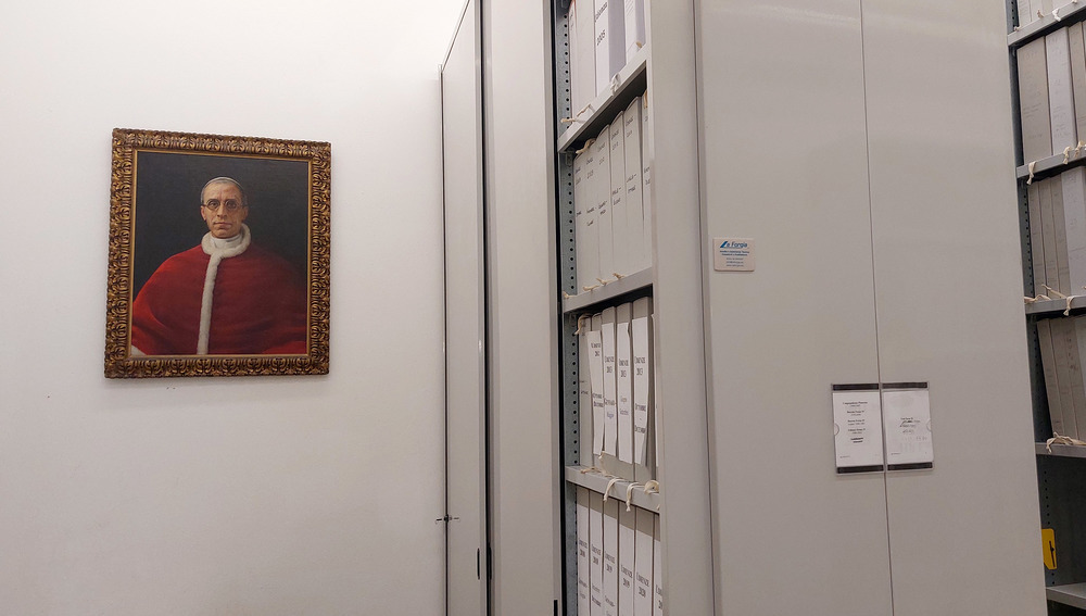 Aktenschränke und Bild von Papst Pius XII. im Archiv des Glaubensdikasteriums im Vatikan