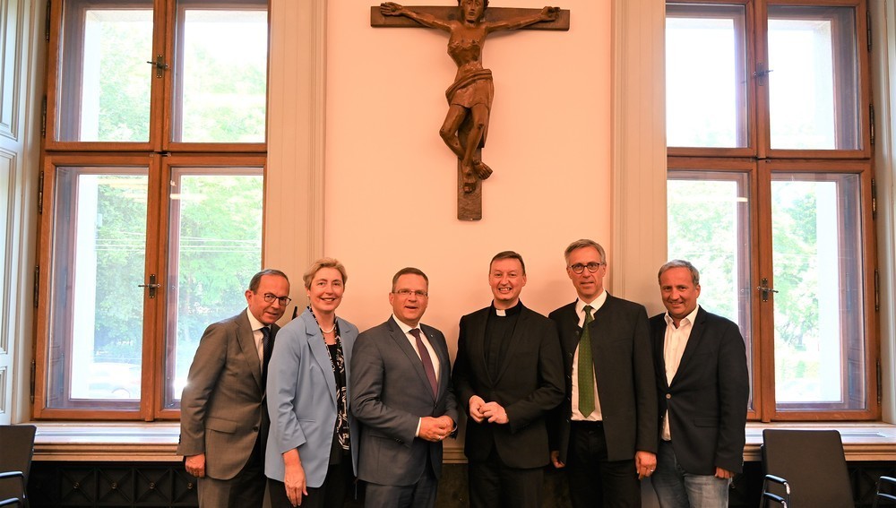 Segnung der Räume des ÖVP-Parlamentsklubs  - Bildmitte: August Wöginger (links) und Peter Schipka (rechts)
