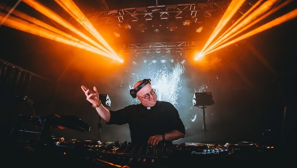 DJ-Pfarrer 'Padre Guilherme' auf der Bühne