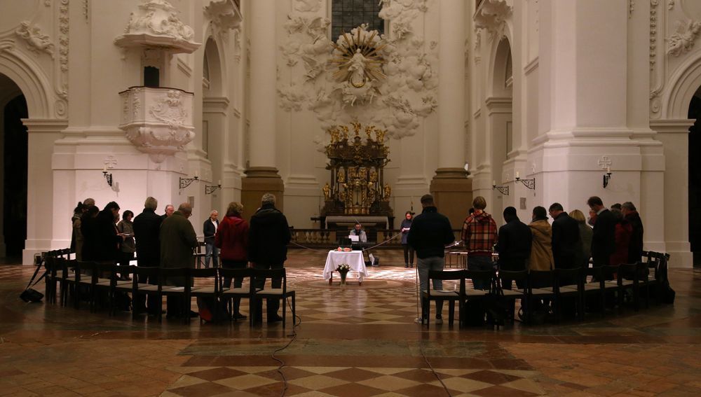 Religionsübergreifendes Gebet in der Salzburger Kollegienkirche 