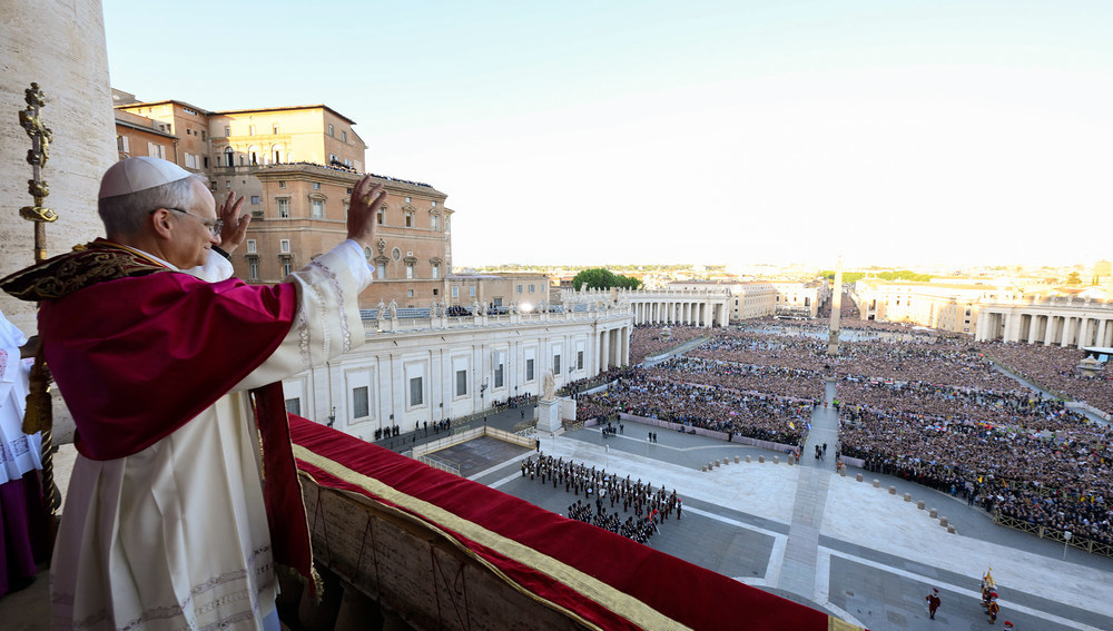 Papst Leo XIV. steht am Abend des 8. Mai 2025 auf dem Balkon der Loggia des Petersdoms im Vatikan und grüßt die Menschen auf dem Petersplatz.