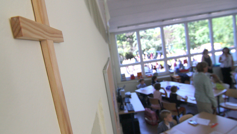 Kreuz an Wand einer Schulklasse