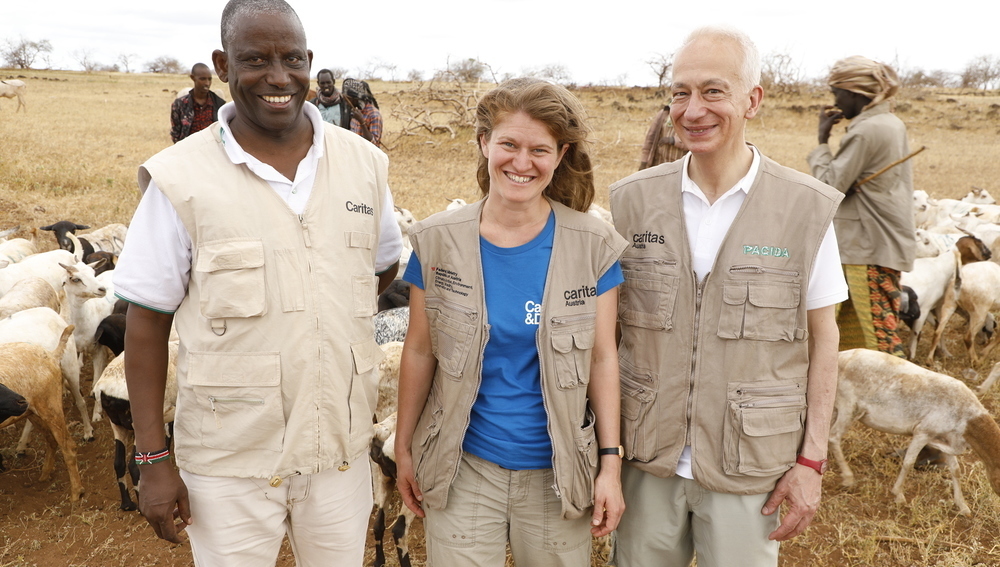 Kenia, Marsabit: (v.l.n.r.) Patrick Katelo, Geschäftsführer der NGO Pacida (Partnerorganisation der Caritas Österreich), Theresa Sacher von der Auslandshilfe der Caritas Kärnten und der Präsident der Caritas Österreich Michael Landau