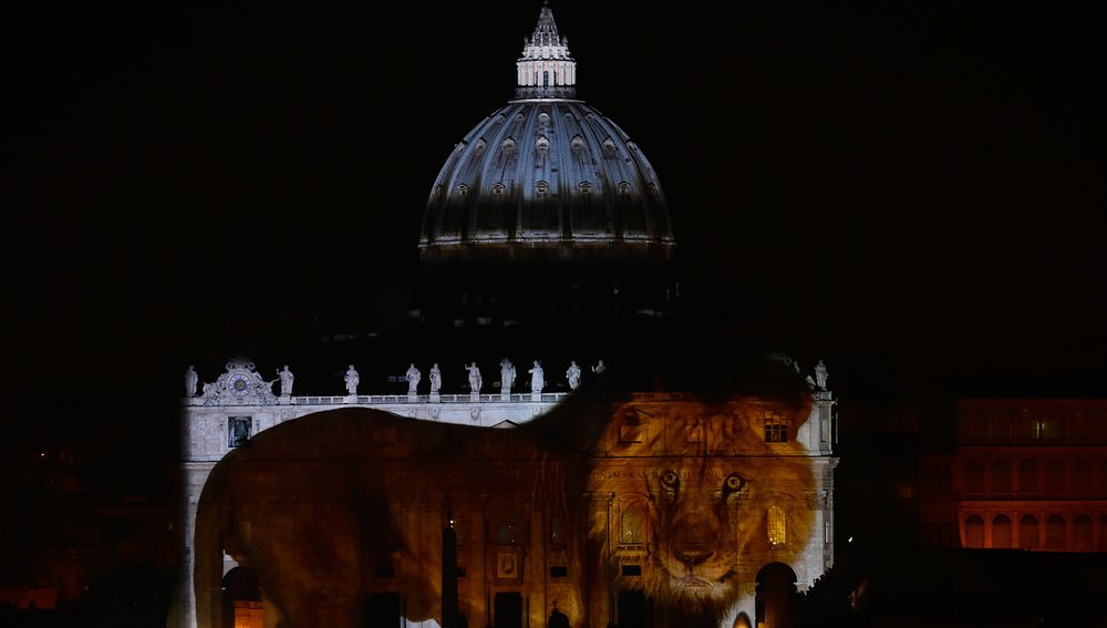 Der Petersdom wird zur Eröffnung des Heiligen Jahres am 8. Dezember 2015 illuminiert. Unter dem Motto 'Fiat lux: Illuminating Our Common Home' werden Bilder renommierter Fotografen zu den Themen Barmherzigkeit, Menschlichkeit und Umwelt auf Fassade u