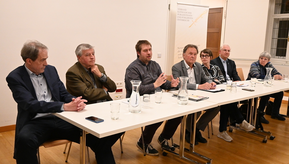 Podiumsdiskussion 'Wie politisch soll Kirche sein'