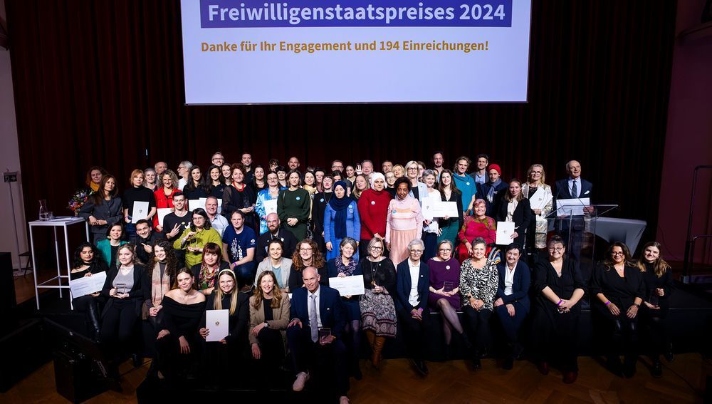 Am 4. Dezember 2024 ?berreichte Staatssekret?rin Claudia Plakolm (v.m.l.) und Edeltraud Glettler in Vertretung von Bundesminister Johannes Rauch, im Rahmen einer feierlichen Gala, den 2. Staatspreis f?r freiwilliges und ehrenamtliches Engagement in d