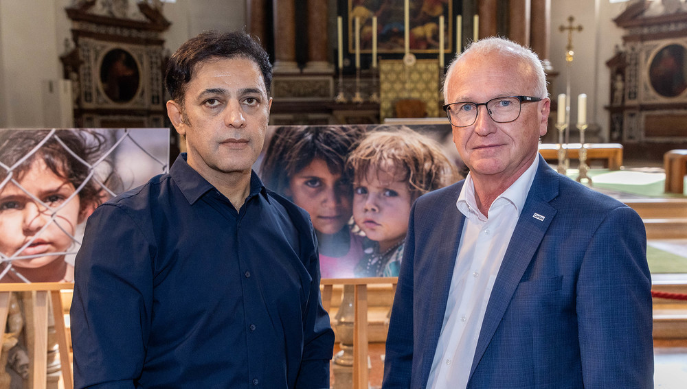 „Verlorene Kindheit?“ – Fotos von Hiwa Naghshi - Caritas Salzburg zeigt im Salzburger Dom Portraits geflüchteter Kinder Foto: Franz Neumayr 06,08.2024