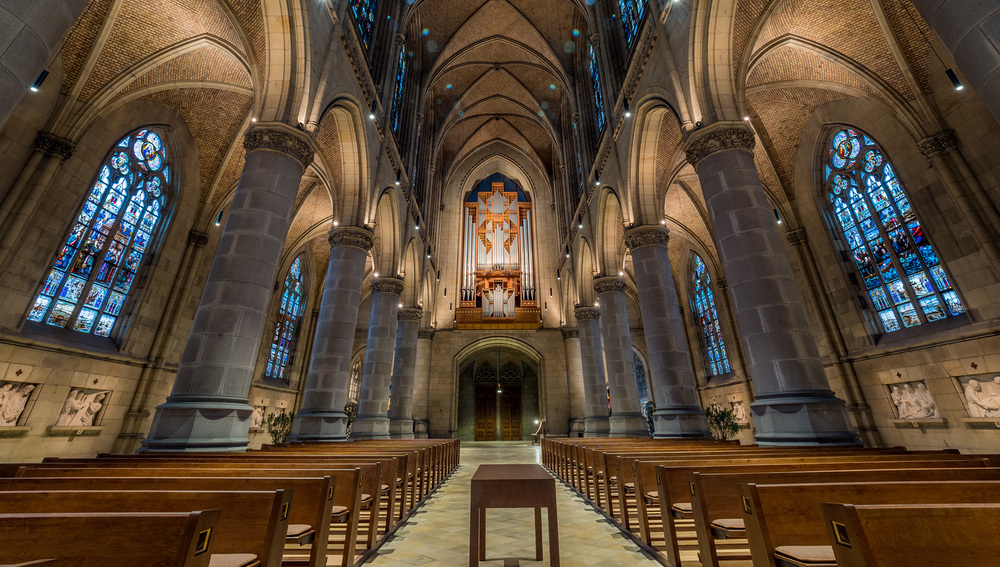 Innenaufnahme mit Glasfenster vom Mariendom in Linz, Österreich nach der Renovierung