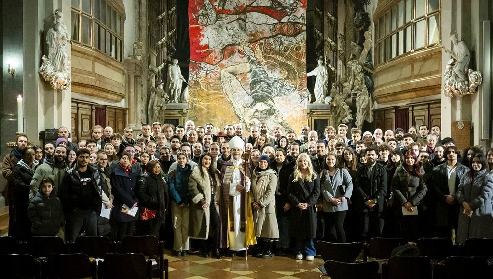 Erzbischof Grünwidl mit Katechumenen bei der Zulassungsfeier 2026