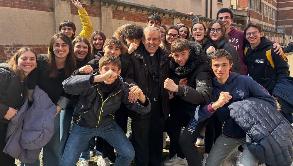 Salesianer-Generaloberer Fabio Attard mit Jugendlichen