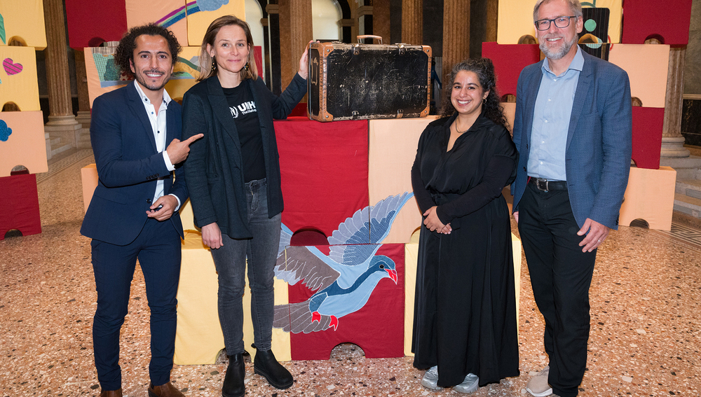 Caritas und UNHCR bauen riesiges Puzzle für Zusammenhalt