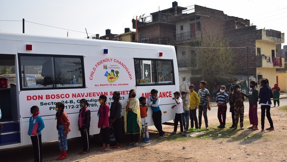 Jugend Eine Welt: Der Kleinbus der Mobilen Klinik ist in Chandigarh an 21 Stationen im Einsatz