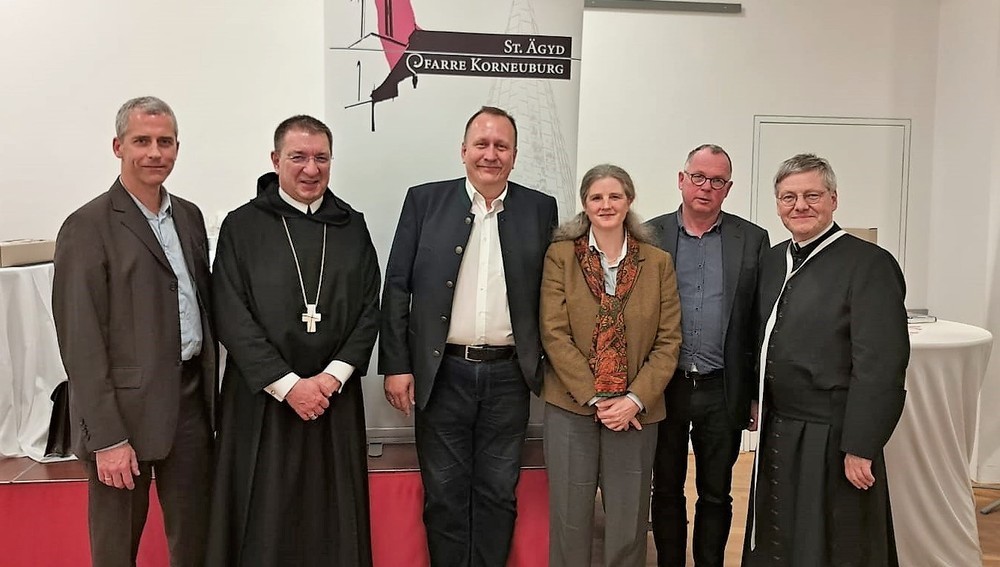 TeilnehmerInnen eines Podiums in der Pfarre Korneuburg am 25. April 2023