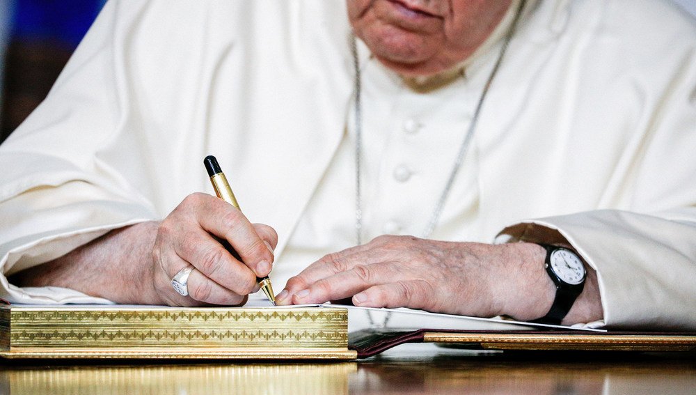 Papst Franziskus schreibt