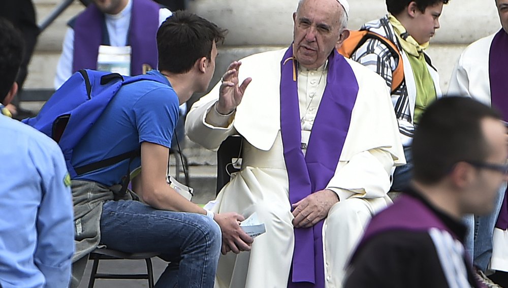Der Petersplatz verwandelt sich am 23. und 24. April 2016 in einen riesigen Beichtstuhl: Zum Jugendtreffen im Heiligen Jahr nehmen am Samstag unter den Bernini-Kolonnaden 150 Priester von morgens bis abends die Beichte ab. Zu der Veranstaltung werden